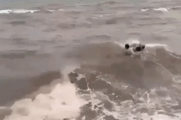 20 phút giành giật sự sống cho nam sinh bị sóng cuốn ở Ninh Bình