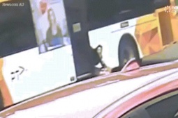 Học sinh bị kẹt ở cửa xe buýt, kéo lê hơn 300 m trên đường