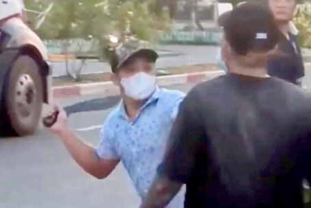 Mâu thuẫn lúc làm việc, nhóm công nhân hẹn nhau 'giải quyết' bằng mã tấu