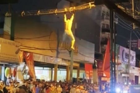 Náo loạn vì thanh niên 'múa' kéo, la hét trên mái nhà ở TP HCM