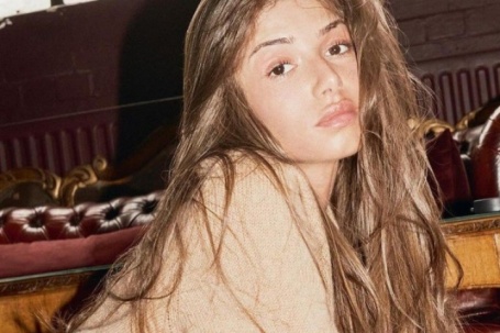 Diễn viên phim Sex Education nhan sắc nóng bỏng ở tuổi 28