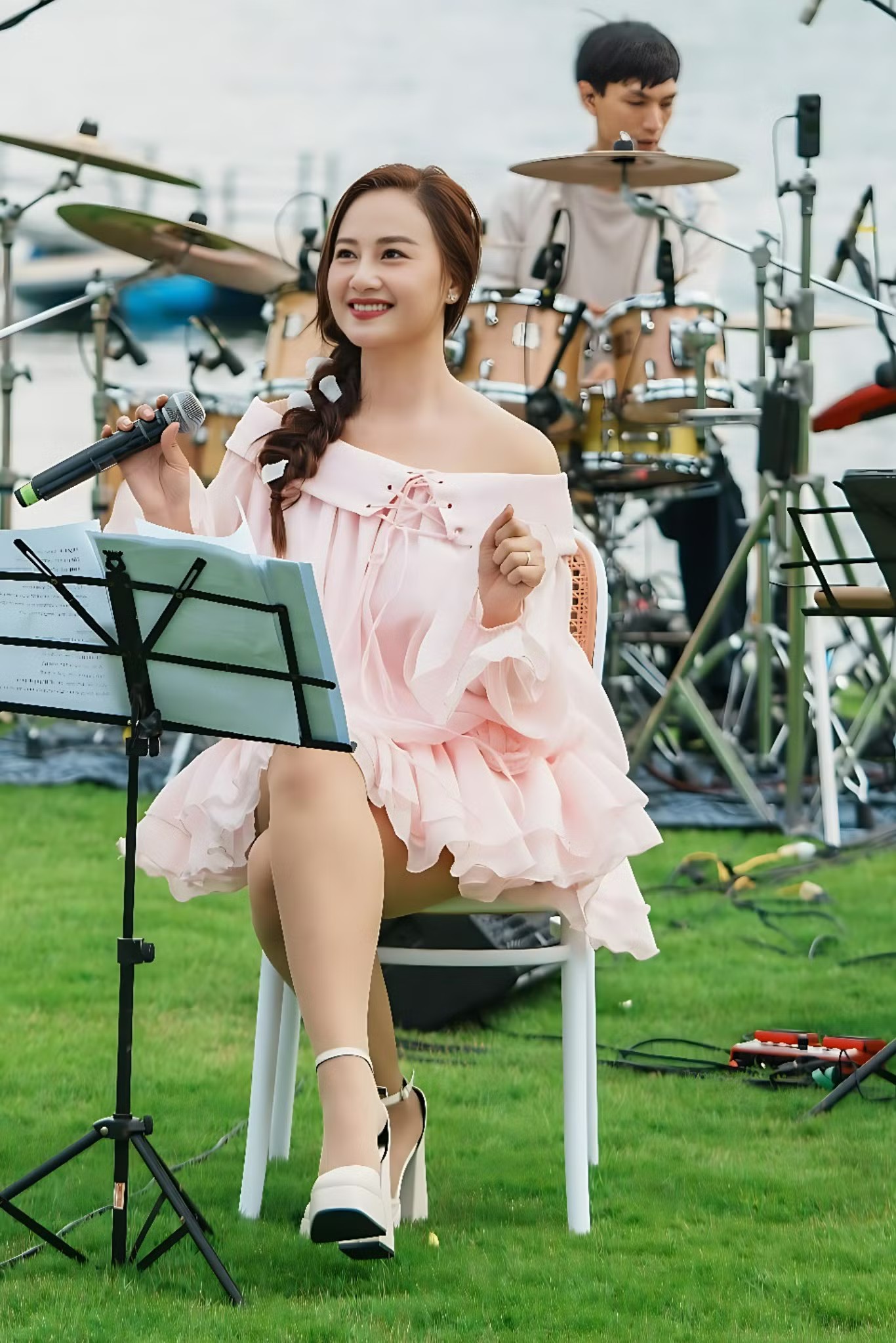 Hà Thúy Anh về Hà Nội sống với gia đình sau đổ vỡ hôn nhân.