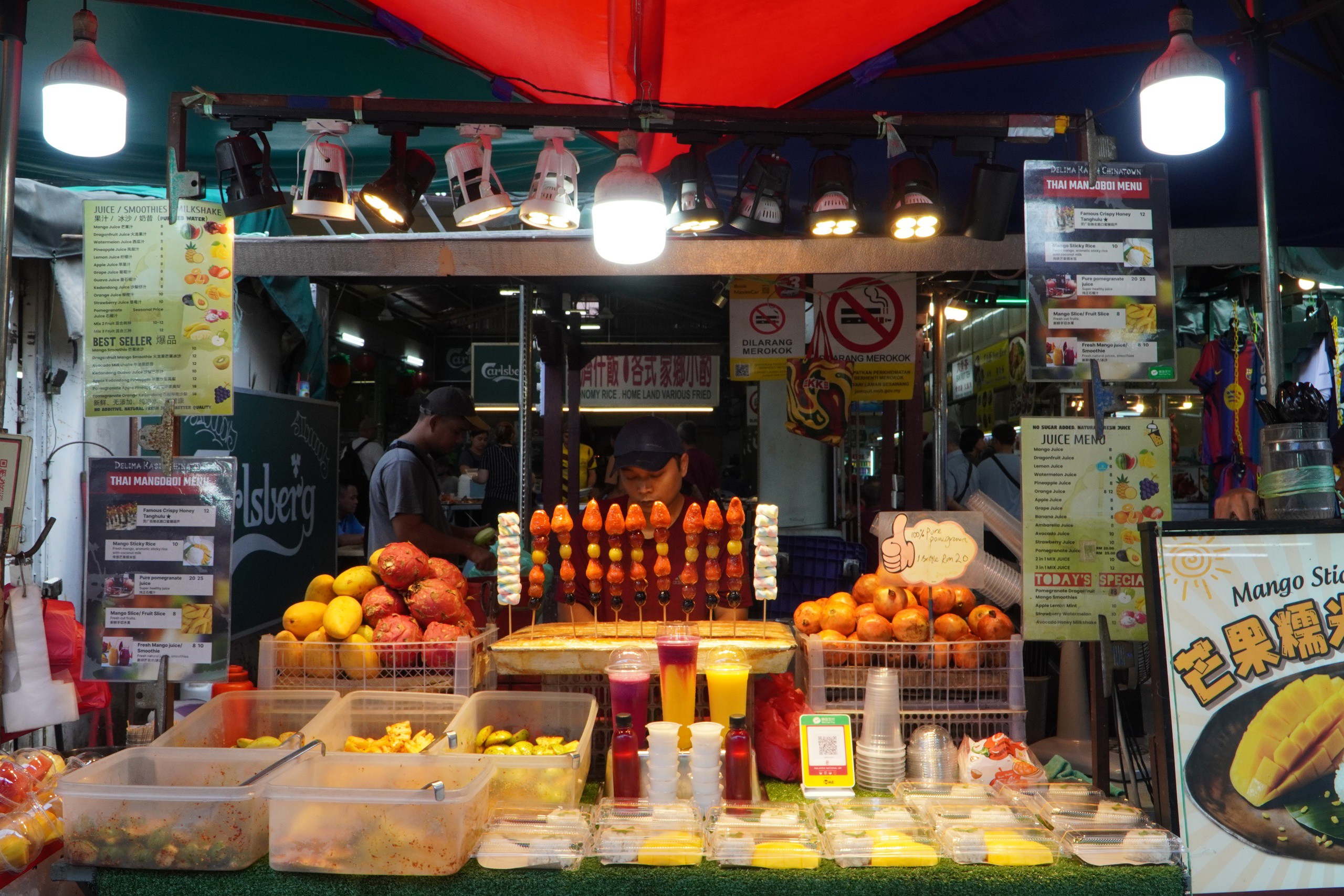 Các món ăn, quần áo, đồ lưu niệm ở đây khá rẻ, chủ yếu ở mức giá từ 20.000 đến hơn 100.000 đồng