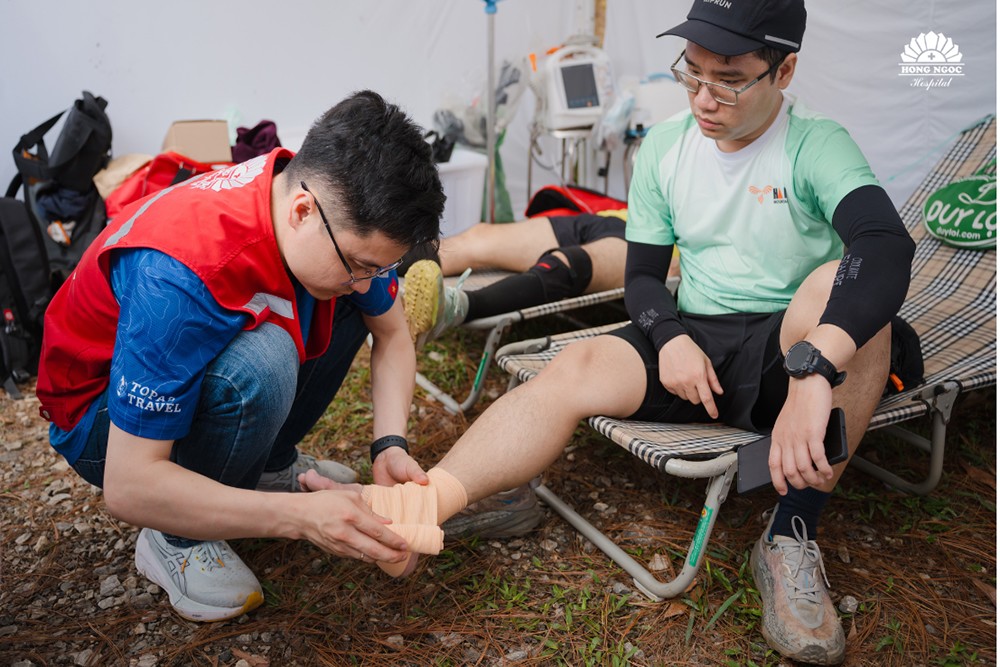Nhân viên y tế hỗ trợ vận động viên tại giải chạy Hanoi Mountain Trail