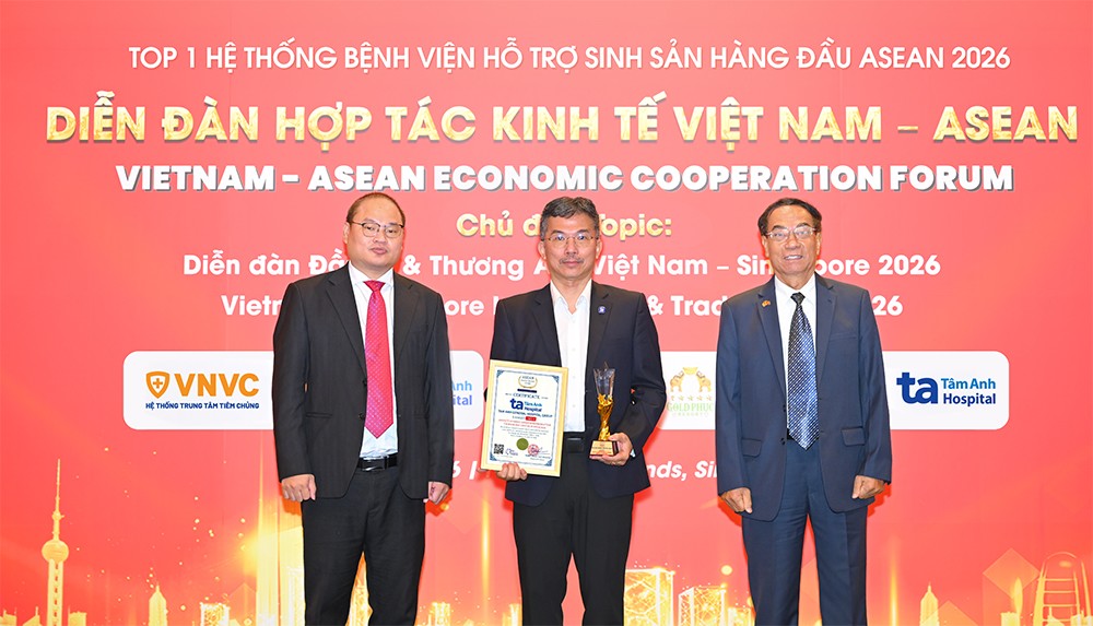 TTND.PGS.TS.BS Lê Hoàng (giữa) - Giám đốc Trung tâm Hỗ trợ sinh sản, Hệ thống Bệnh viện Đa khoa Tâm Anh Hà Nội nhận danh hiệu “Top 1 Hệ thống Bệnh viện Hỗ trợ sinh sản hàng đầu ASEAN 2026”, tại Lễ kỷ niệm 10 năm Diễn đàn hợp tác Kinh tế Việt Nam - ASEAN 2026.