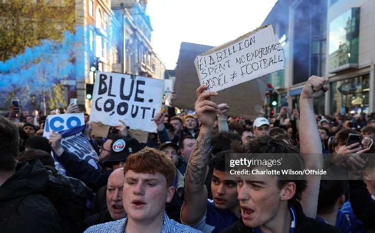 Hàng trăm cổ động viên đã tập trung bên ngoài Stamford Bridge