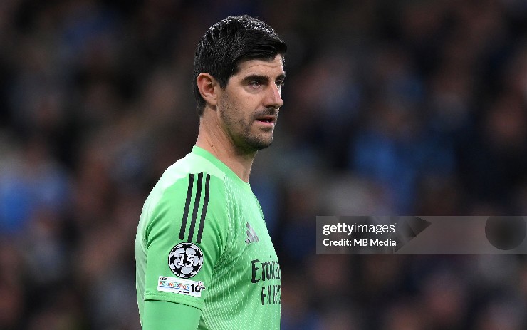 Courtois hướng tới cột mốc lịch sử trong khung gỗ