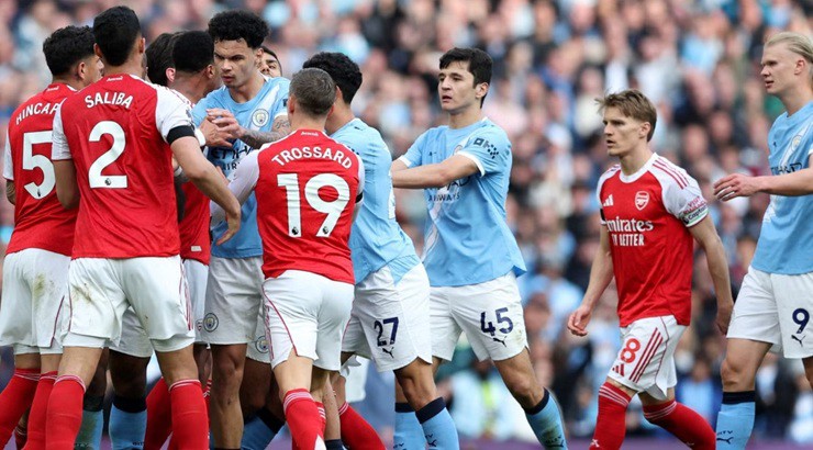 Arsenal và Man City đang cạnh tranh quyết liệt cho chức vô địch Ngoại hạng Anh