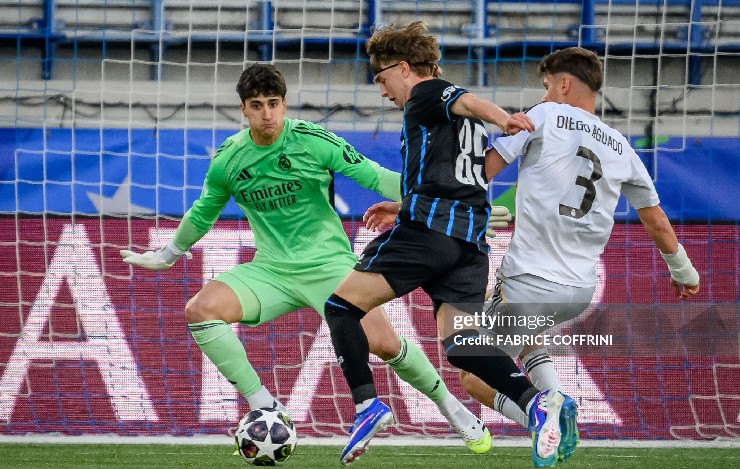 Javi Navarro chờ cơ hội ra mắt sau mùa Youth League ấn tượng