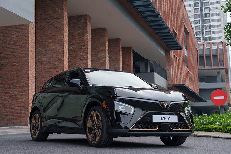 VinFast VF7 đấu Territory: Xe điện “ngon thật” hay chỉ hợp người thích trải nghiệm mới? - 7