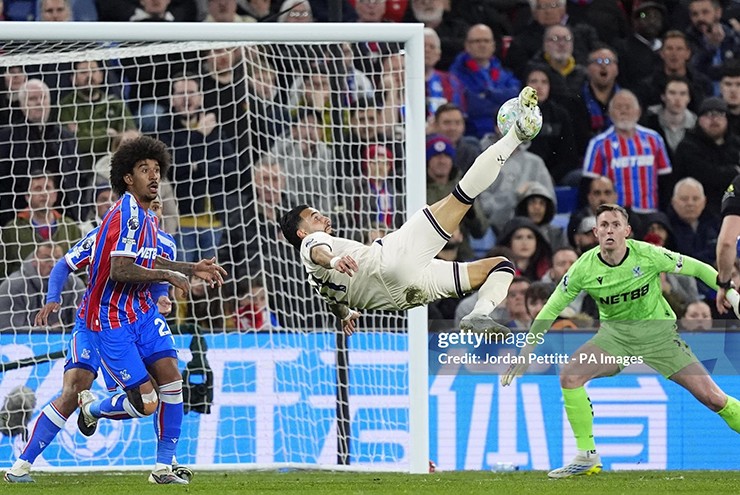 Tình huống&nbsp;Castellanos bên phía&nbsp;West Ham&nbsp;suýt tạo ra siêu phẩm "xe đạp chổng ngược"