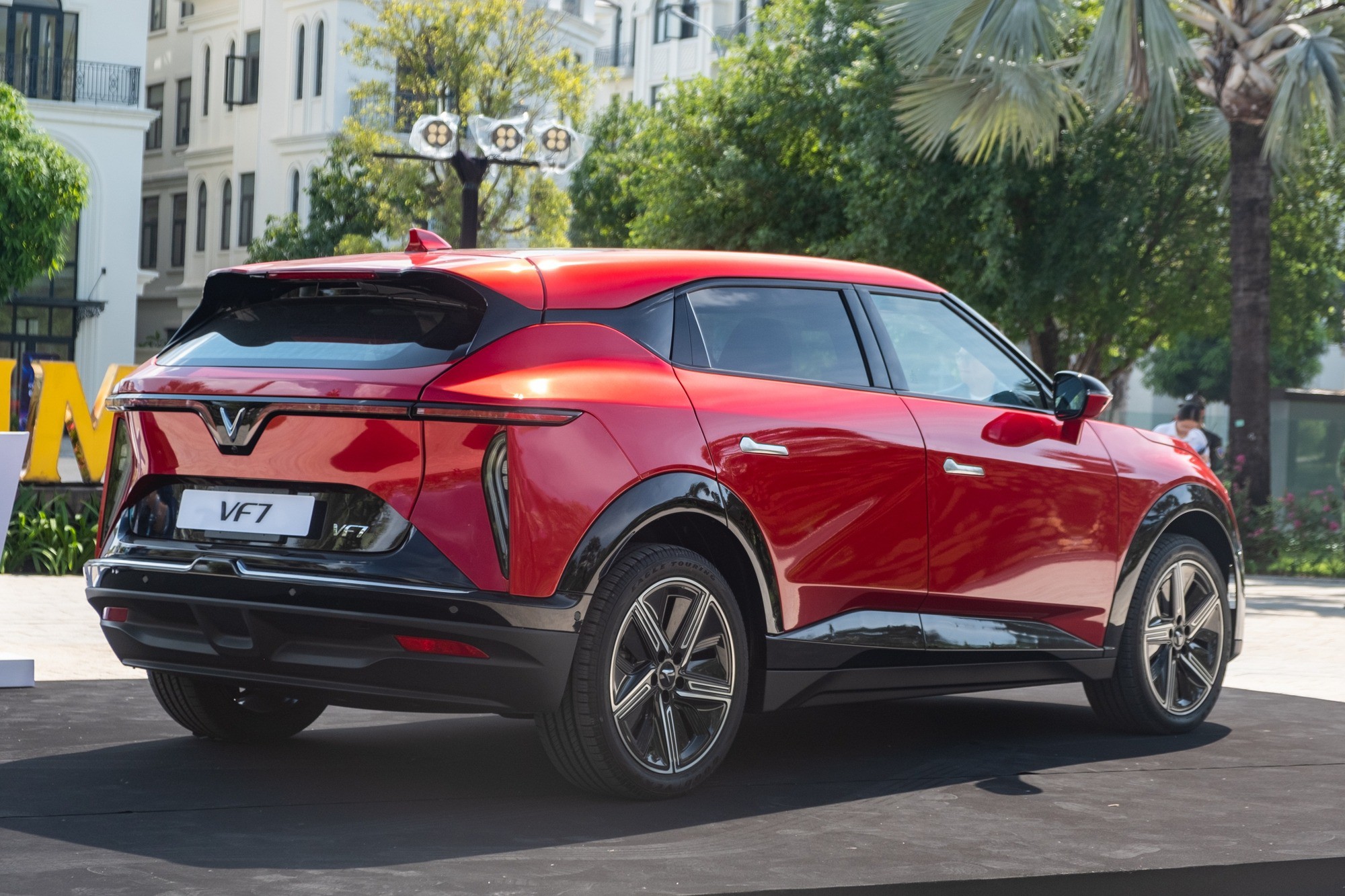 VinFast VF 7: SUV điện mạnh 349 mã lực, chạy gần 500 km/lần sạc - 4