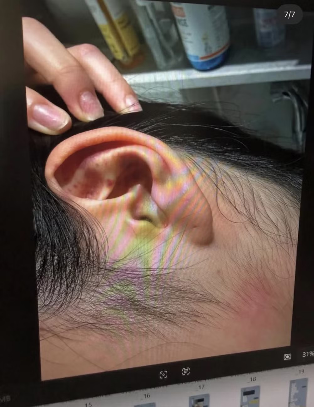 Một số ảnh chụp được cho là bằng chứng Kim hành hung vợ.