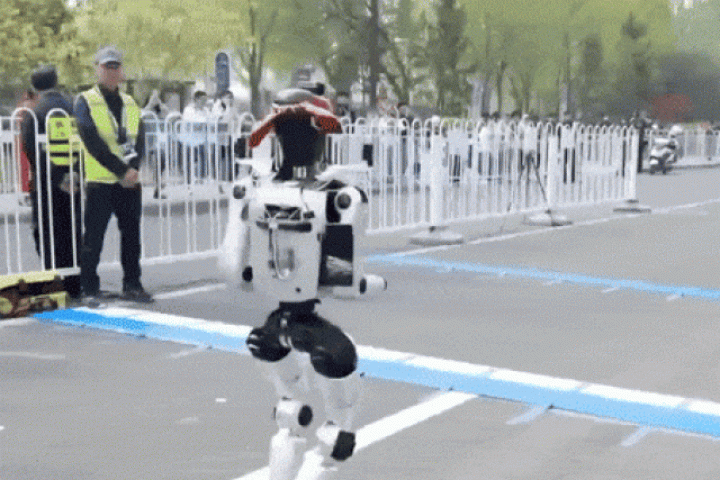Những cú ngã của robot hình người tại giải chạy Bắc Kinh