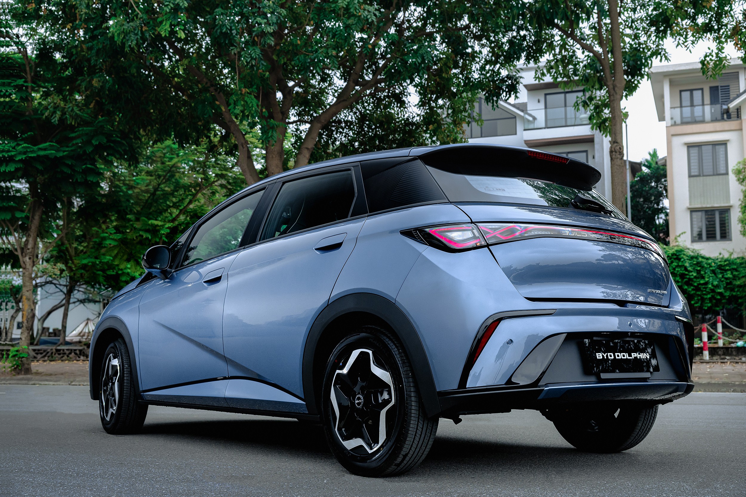 BYD Dolphin có&nbsp;khoảng sáng gầm xe cũng được nâng lên mức 155mm (tăng 10 mm).&nbsp;