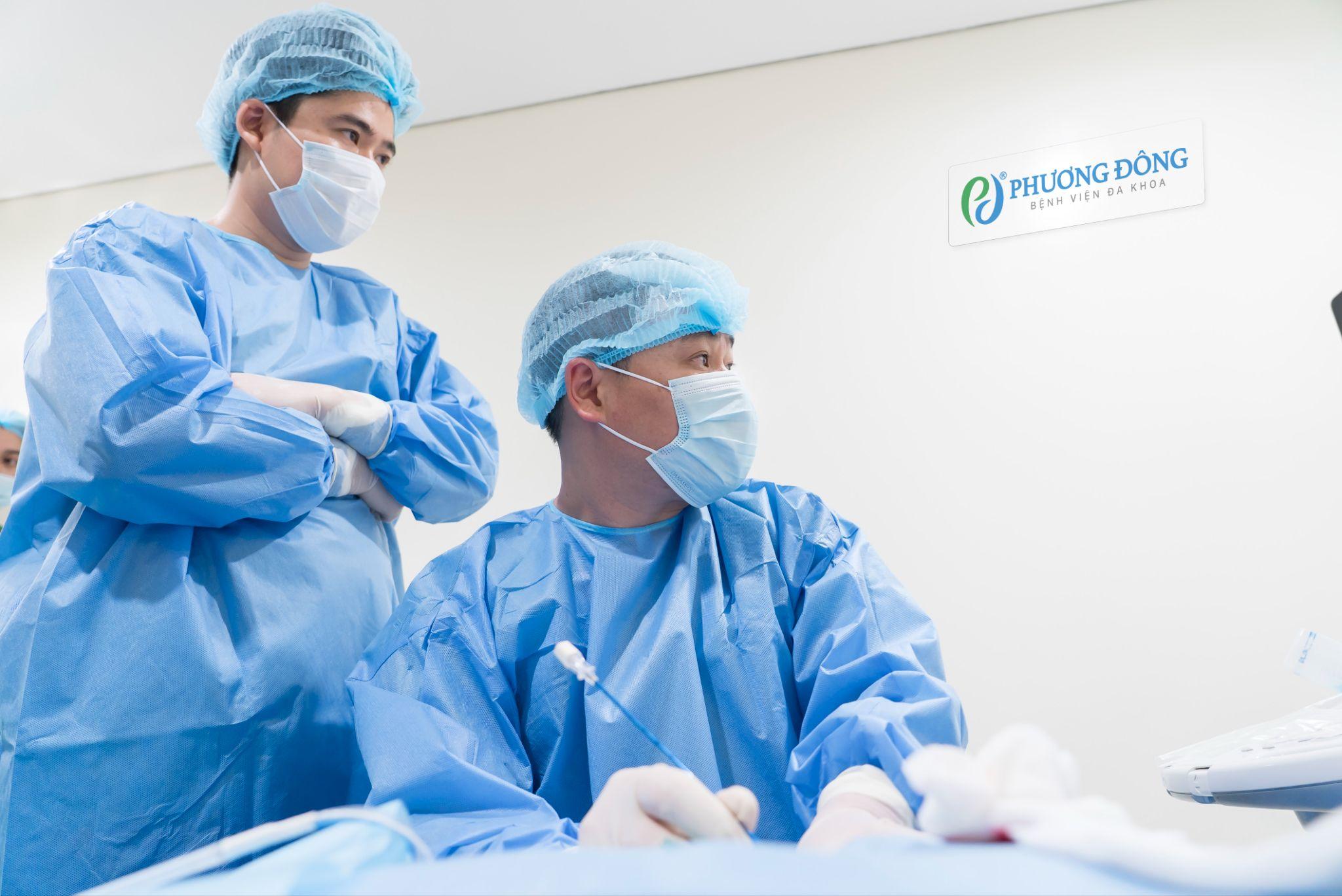 Đội ngũ bác sĩ Trung tâm Chẩn đoán hình ảnh và Điện quang can thiệp Quốc tế Phương Đông thực hiện kỹ thuật RFA tiêu diệt khối u gan cho người bệnh