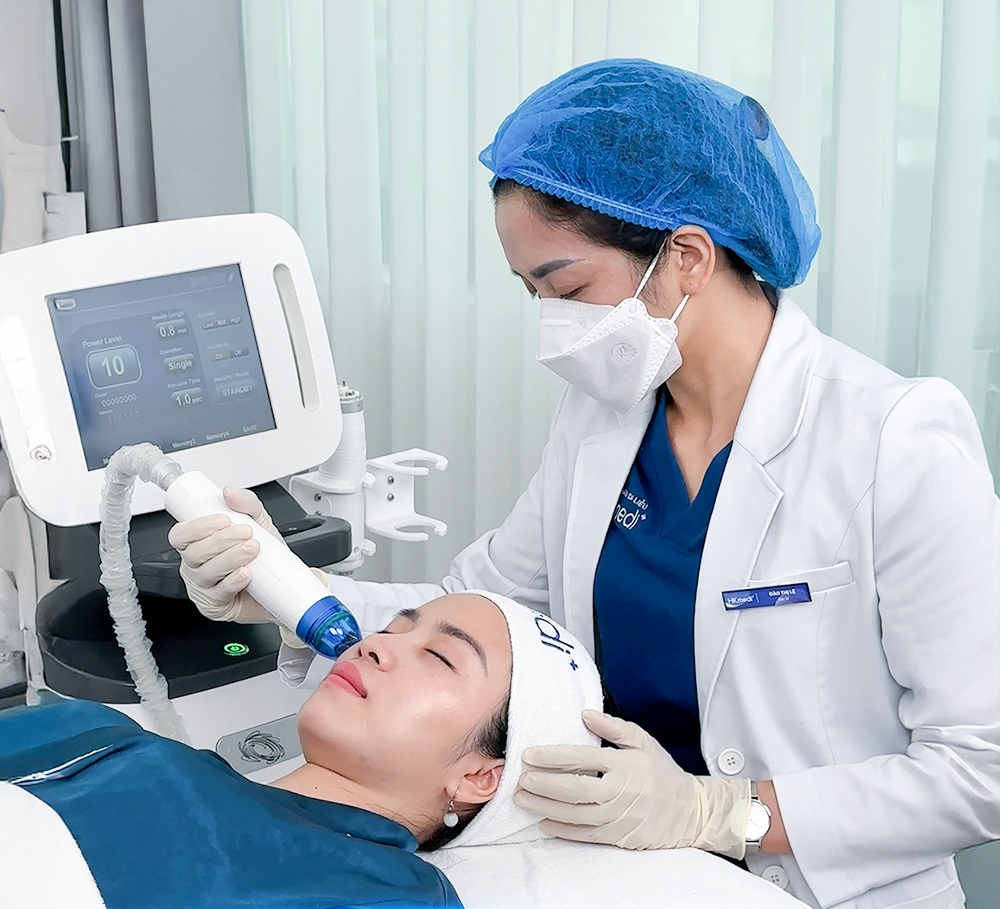 Bác sĩ Lệ trực tiếp thực hiện điều trị cho khách hàng đang gặp tình trạng sẹo rỗ