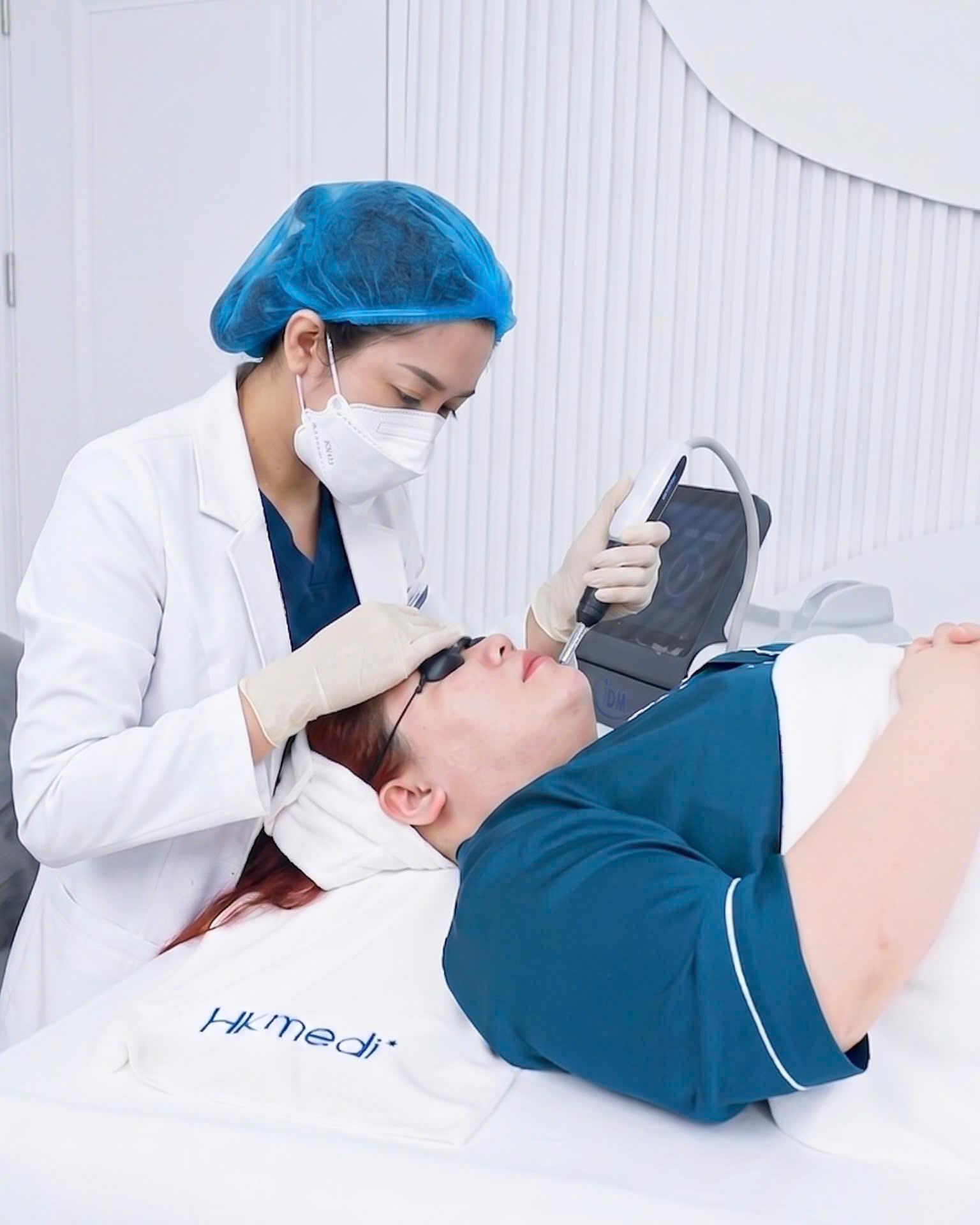 Bác sĩ Đào Thị Lệ ứng dụng Công nghệ Plasma trong điều trị sẹo rỗ đa tầng