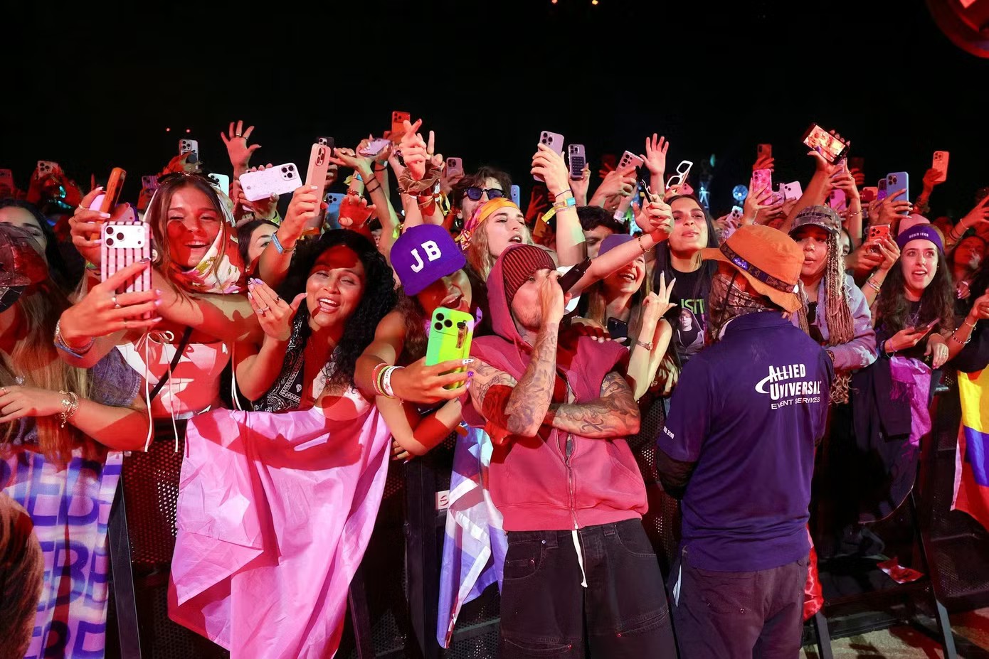 Thị trường US-UK đề cao những nghệ sĩ có giọng hát live khỏe, singer-songwriter thứ thiệt, là bức tường thành lớn để sao Kpop nỗ lực chạm tới.