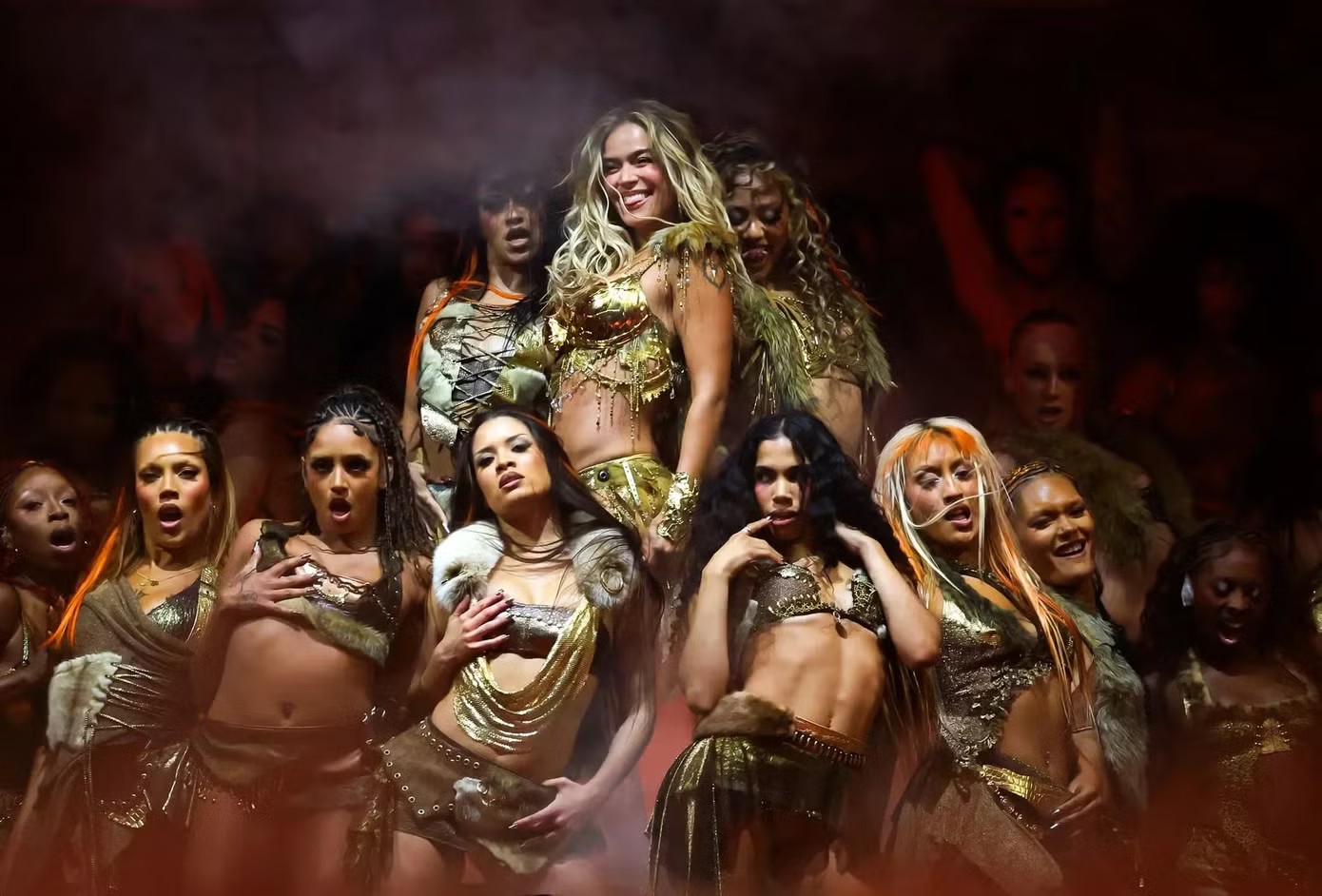 Thị trường US-UK đề cao những nghệ sĩ có giọng hát live khỏe, singer-songwriter thứ thiệt, là bức tường thành lớn để sao Kpop nỗ lực chạm tới.