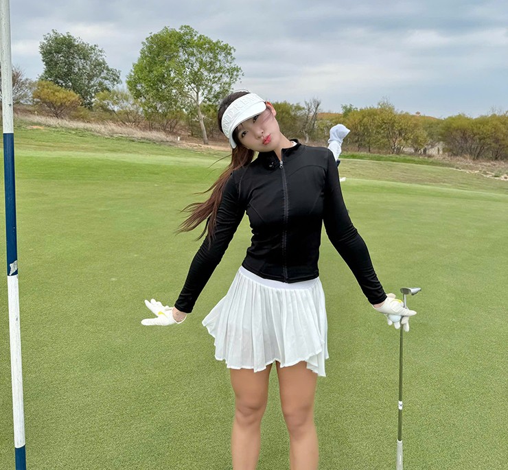 Hot girl Kim “vén váy” nghỉ lễ vẫn chơi thể thao, bật mí môn yêu thích ngoài pickleball - 1