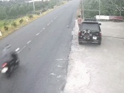 Đá bóng lăn ra đường gây tai nạn cho người đi xe máy