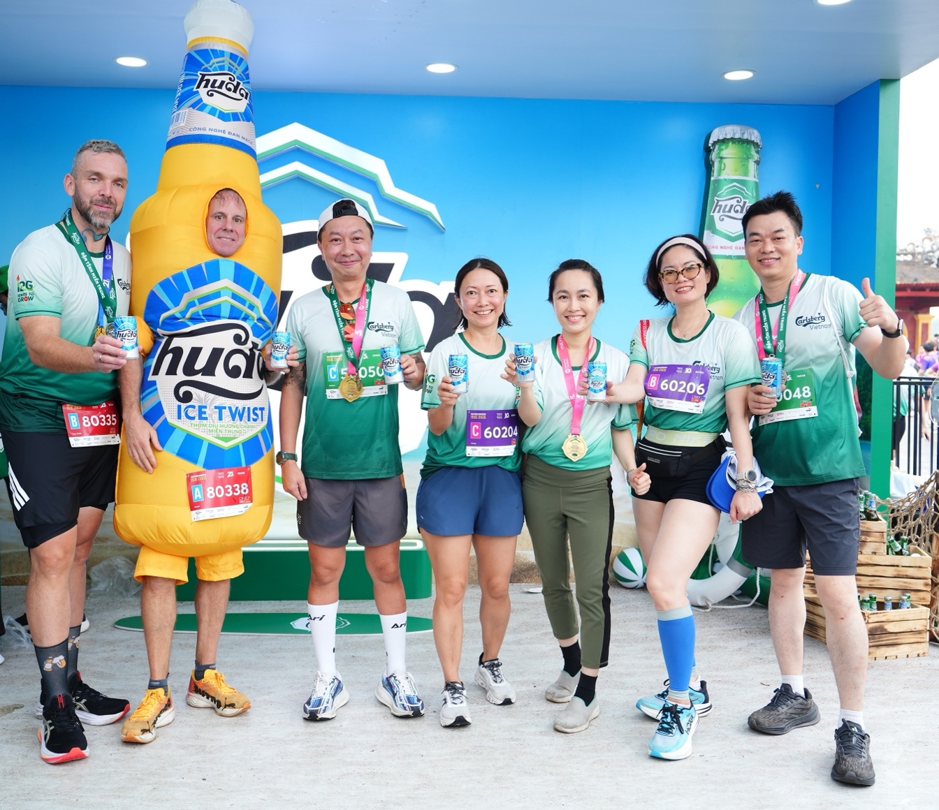 Ban lãnh đạo Carlsberg Việt Nam cùng chạy với nhân viên tại VnExpress Marathon Huế 2026, thể hiện tinh thần lãnh đạo bằng hành động và sự gắn kết thực chất.