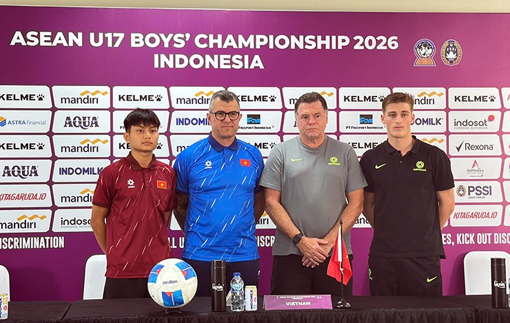 HLV trưởng U17 Việt Nam và U17 Úc tham dự họp báo.