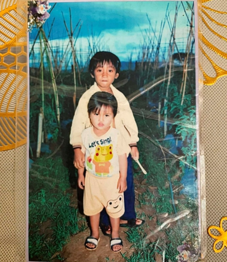 Bức ảnh cũ chụp anh em Jơ Ngõ Ya Văn và Đinh Văn Minh lúc còn nhỏ