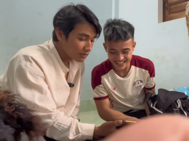 Sau khi đoàn tụ, Văn cùng Minh gọi điện thoại thông báo, chào người thân tại Lâm Đồng