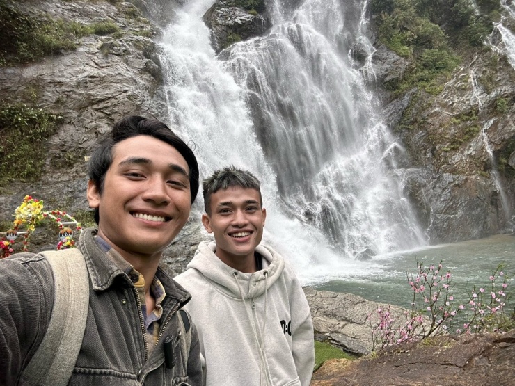 Sau khi đoàn tụ, anh em Văn, Minh có khoảng thời gian ngắn bên nhau