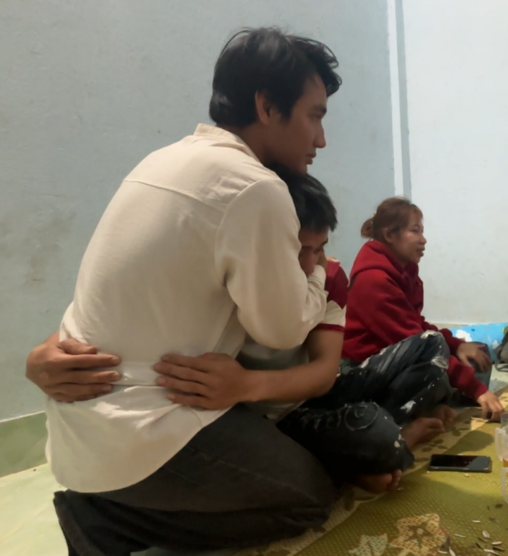 Ngày Văn từ biệt để trở lại Lâm Đồng, Minh xúc động, ôm anh trai khóc