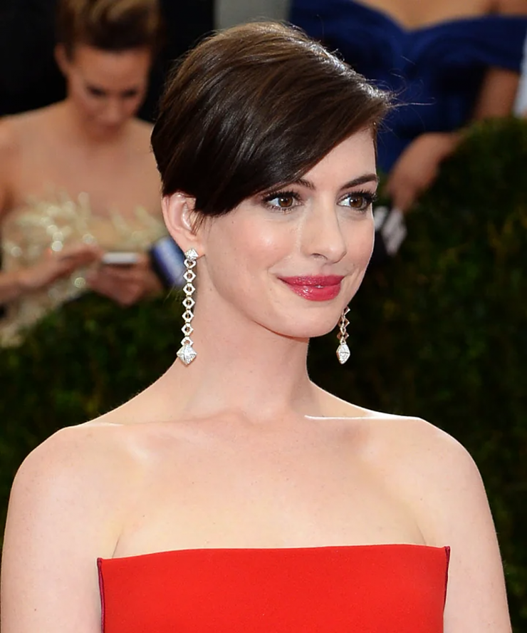 Anne Hathaway đến Met Gala 2014 với kiểu tóc pixie. Cô bắt đầu để tóc ngắn sau khi đóng Fatine trong Les Misérables hai năm trước đó. Ảnh: FilmMagic