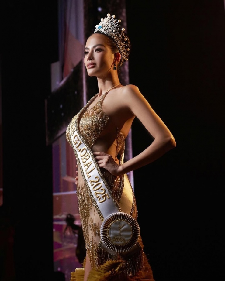 Khoảnh khắc Như Vân đăng quang Miss Global 2025.