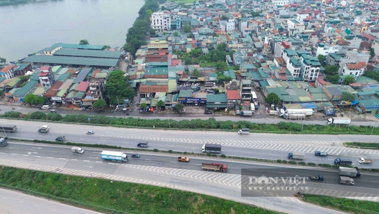 Nằm trên địa bàn phường Hoàng Mai, chợ cá Yên Sở&nbsp;(ngõ 78 đường Đỗ Mười) từ lâu đã giữ vai trò quan trọng trong việc cung ứng thủy sản cho Thủ đô.&nbsp;Chợ rộng hơn 6.000 m2, có nguồn gốc là đất nông nghiệp. Hiện chợ đang có hơn 50 tiểu thương kinh doanh, chủ yếu kinh doanh cá và cho các xe từ các tỉnh về thuê chỗ buôn bán.