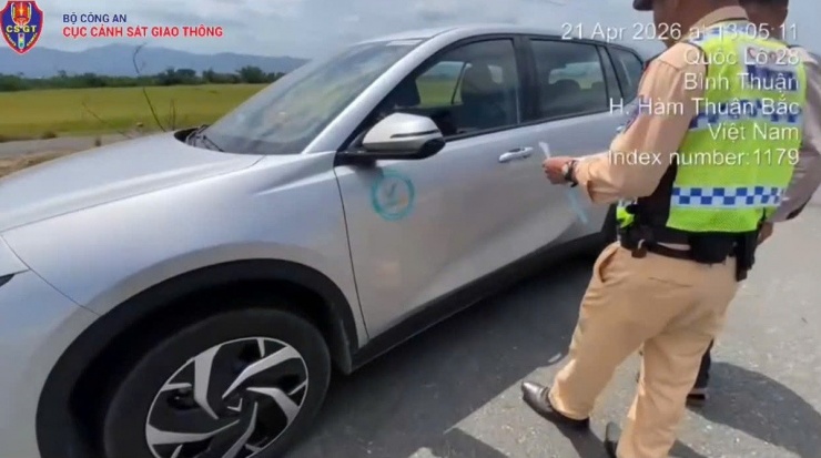 Lực lượng chức năng niêm phong, tạm giữ phương tiện. Ảnh: Cục C08