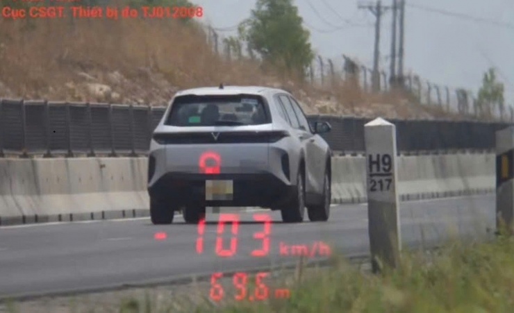 Hình ảnh ghi nhận xe taxi chạy quá tốc độ trên cao. Ảnh: Cục C08