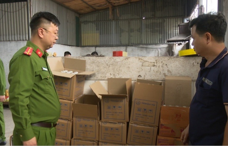 Kiểm tra cơ sở sản xuất giấm tại Công ty TNHH MTV Tuấn Hằng. Ảnh: Công an tỉnh Quảng Ninh