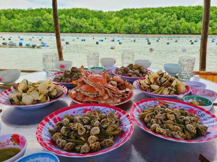 Du khách tới Cần Giờ có cơ hội thưởng thức nhiều món ngon từ hải sản. Ảnh: Kha Lộc