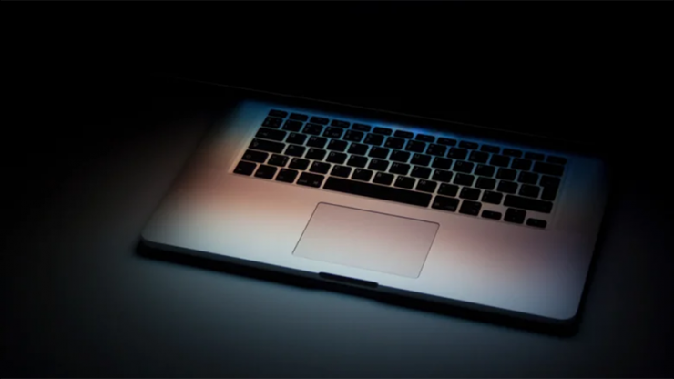 Không ít người chọn cách gập laptop lại hoặc để máy bàn “ngủ đông” thay vì tắt hẳn. Ảnh: Shutterstock