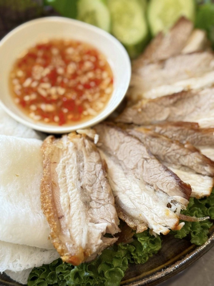 Bạn vẫn có thể tự tay làm heo quay giòn bì chuẩn vị ngay tại nhà.