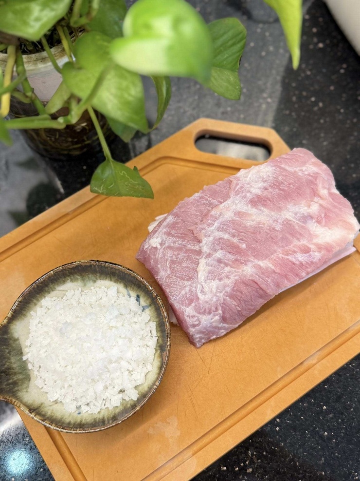 Làm heo quay chỉ với 2 nguyên liệu