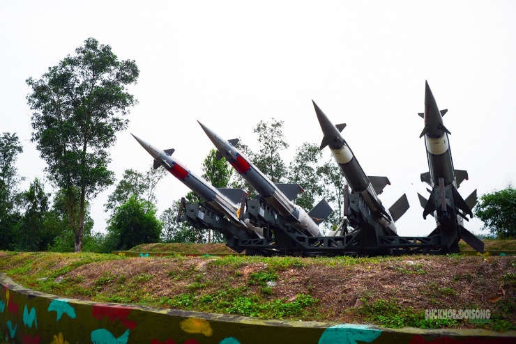 Toàn cảnh bệ phóng tên lửa giữa trận địa.