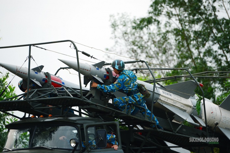 Làm chủ khí tài hiện đại, sẵn sàng canh trực bảo vệ vững chắc bầu trời Đông Bắc.