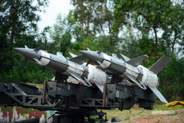 Cận cảnh tên lửa trên bệ phóng.