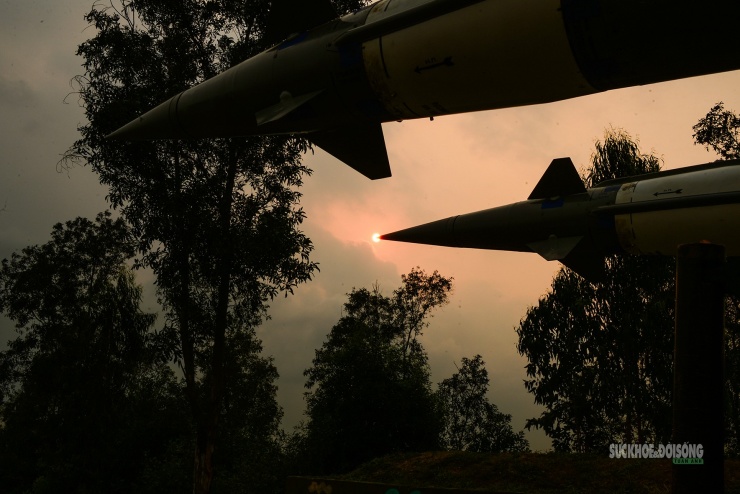 Khoảnh khắc ánh chiều trên đầu đạn.