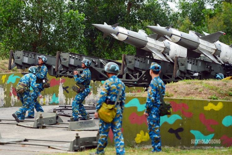 Các chiến sĩ Trung đoàn Tên lửa 284 hiệp đồng nhịp nhàng trên trận địa, thể hiện tinh thần gắn bó, tin cậy và sẵn sàng cùng nhau hoàn thành nhiệm vụ canh giữ bầu trời Tổ quốc.
