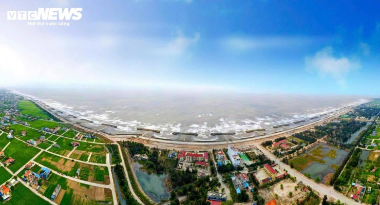 Sau thời gian dài thi công, chỉnh trang và nâng cấp với tổng mức đầu tư 500 tỷ đồng, khu du lịch biển Hải Thịnh (tỉnh Ninh Bình) đang dần khoác lên mình diện mạo mới khang trang, hiện đại hơn. Hạ tầng được cải thiện rõ rệt, không gian bãi biển sạch đẹp, tạo ấn tượng tích cực với người dân địa phương và du khách.