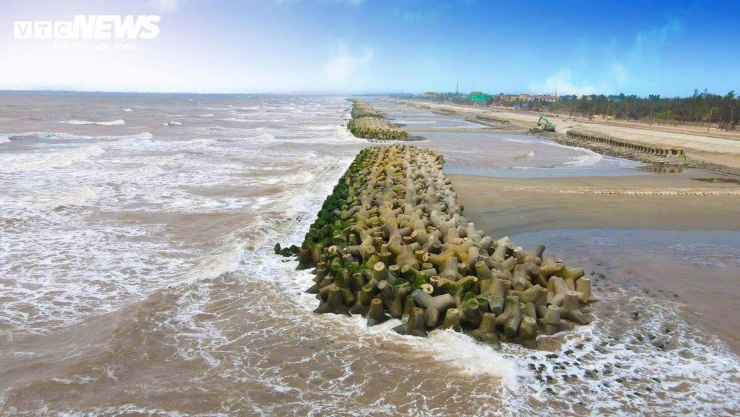 Sau hơn một năm triển khai, dự án đê biển Cồn Tròn – Hải Thịnh đã hoàn thành phần lớn khối lượng thi công, chỉ còn một số hạng mục hoàn thiện cuối cùng. Công trình đang được đẩy nhanh tiến độ nhằm kịp đưa vào khai thác trước mùa mưa bão, đồng thời phục vụ Tuần Du lịch Ninh Bình năm 2026.