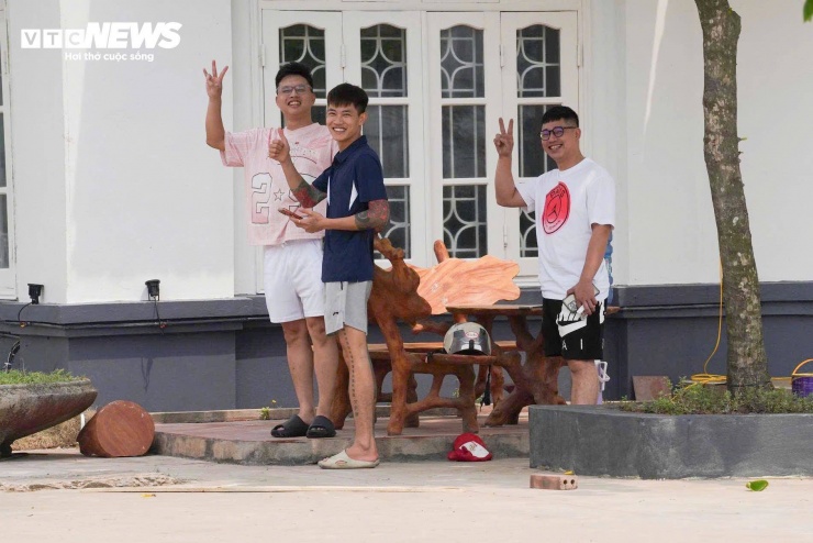 Dù nhiều hạng mục vẫn đang trong giai đoạn hoàn thiện, khu du lịch biển Hải Thịnh đã bắt đầu đón những vị khách đầu tiên tới tham quan, trải nghiệm, tận hưởng không gian biển vừa được chỉnh trang, khang trang và sạch đẹp hơn.